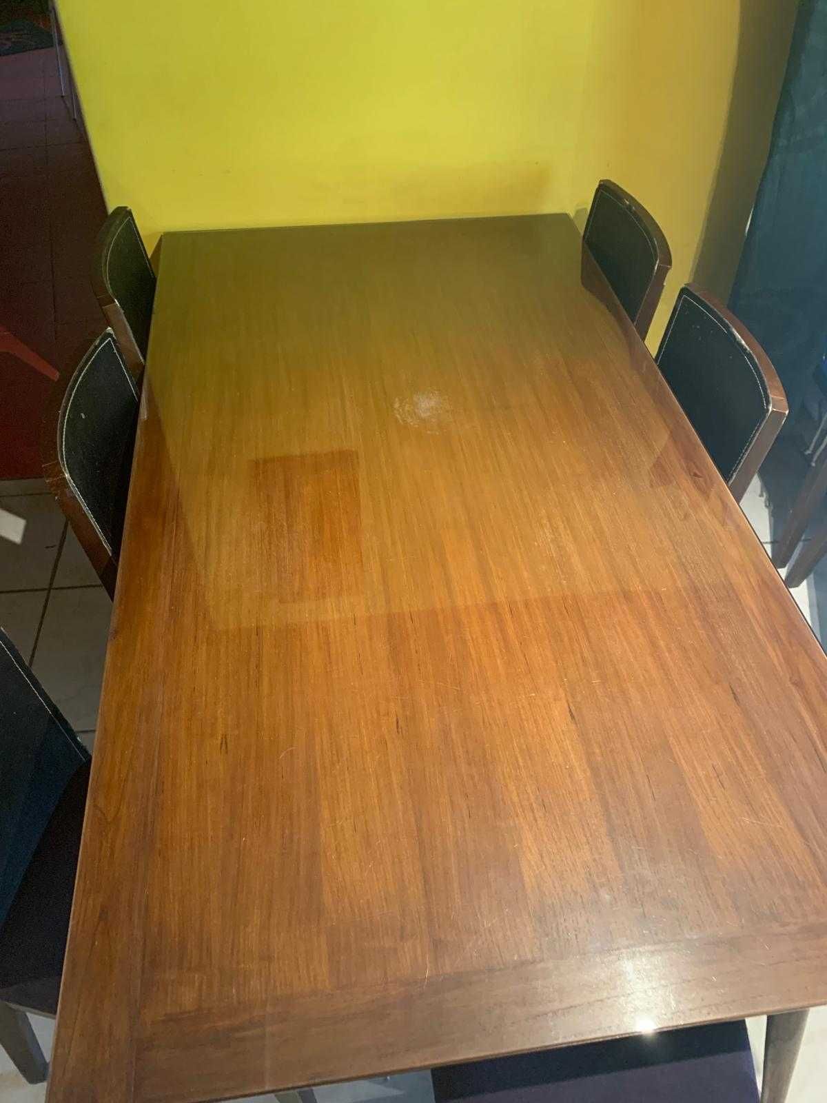 Mesa de sala de jantar com 8 cadeiras