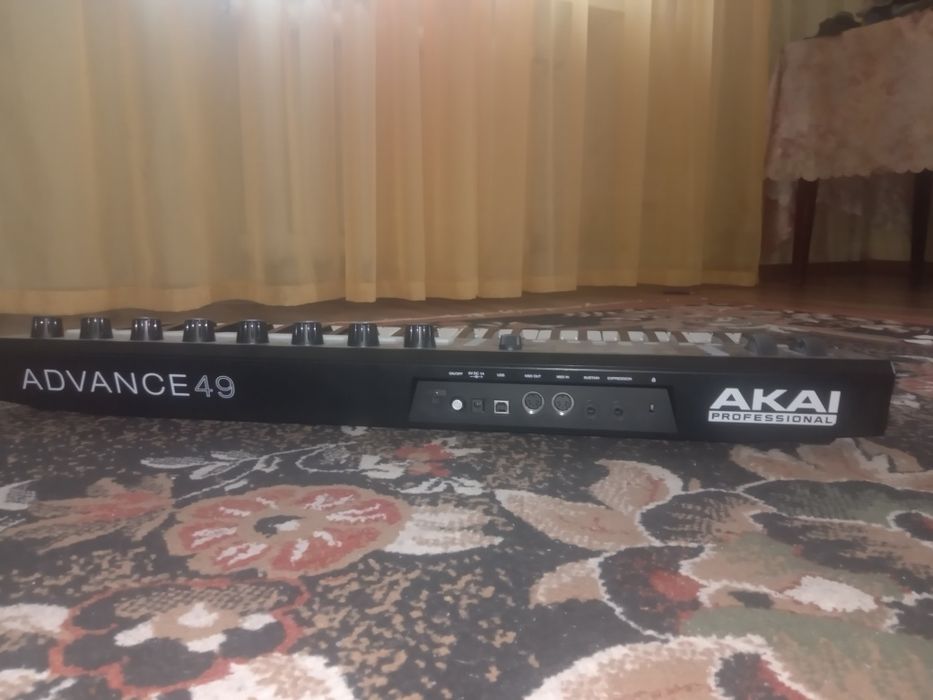 Міді клавіатура akai advance гарний стан.