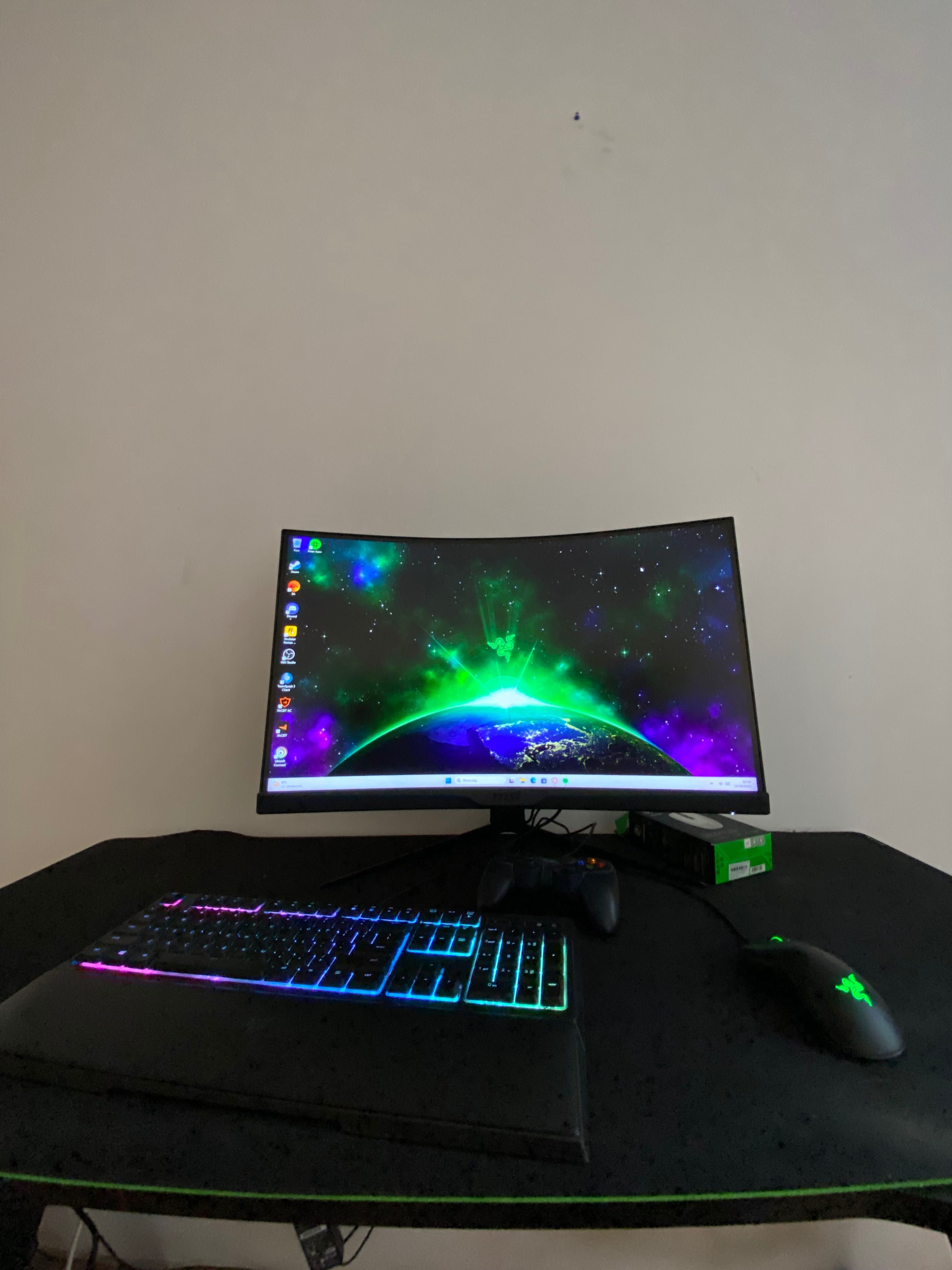 Komputer gamingowy+ myszka Razer+ klawiatura Razer+ Monitor MSI