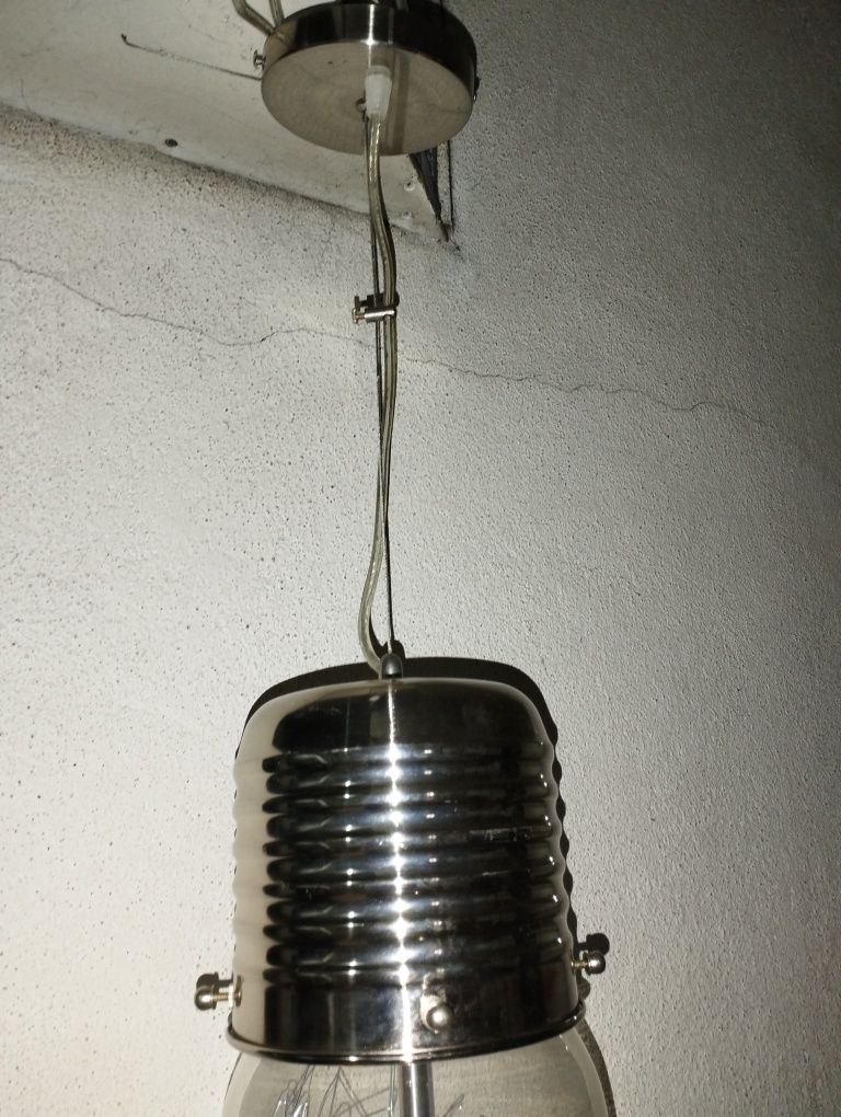 Candeeiro de tecto em forma de lâmpada