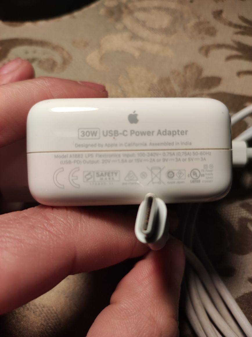 Apple usb-c 30w power adaptor