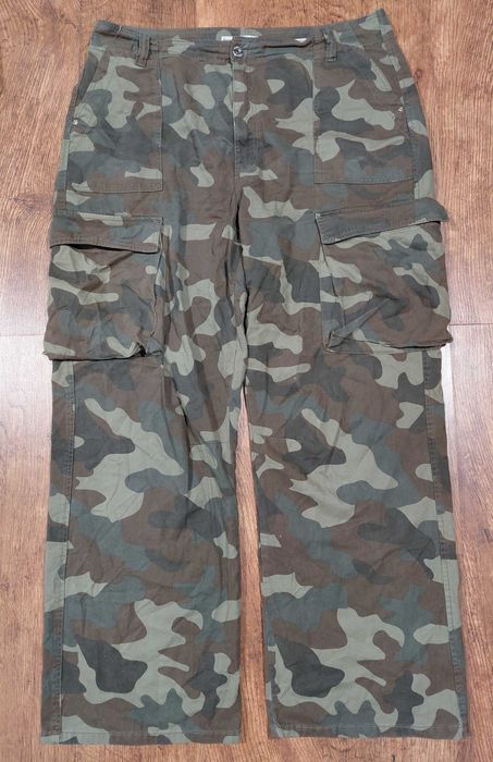 Spodnie BERSHKA medium rise cargo EUR 44