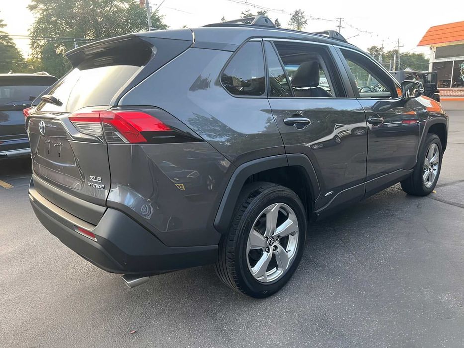 Toyota RAV4      2021