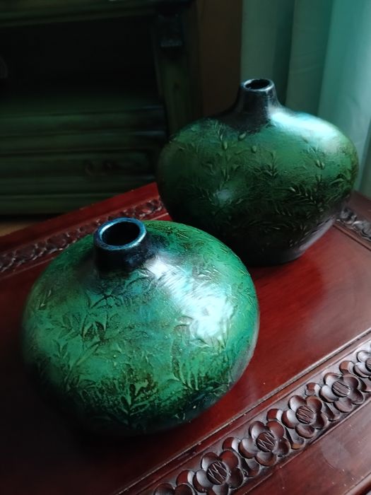 Komplet pięknych ceramicznych wazonow