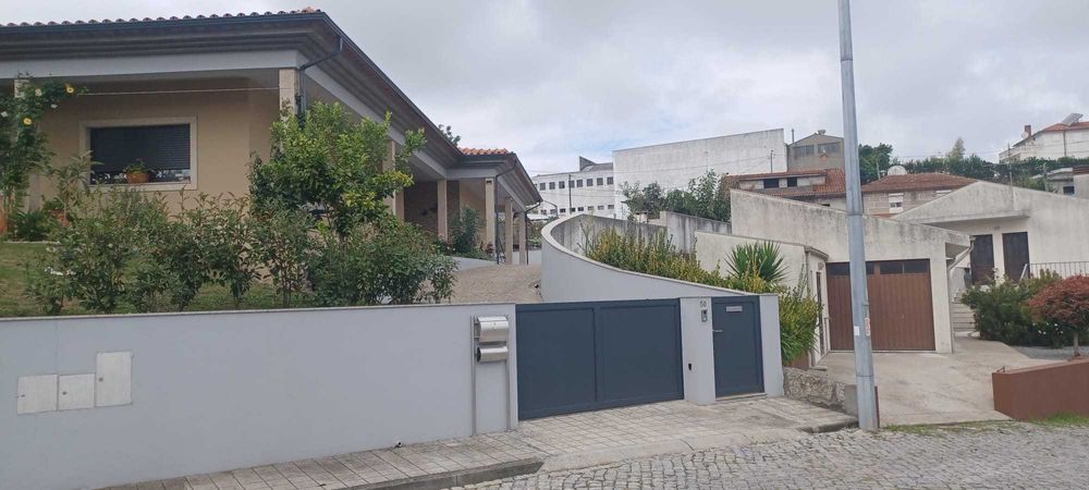 Vende-se moradia em Lordelo