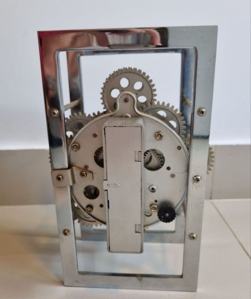 Zegar mechaniczny niesprawny