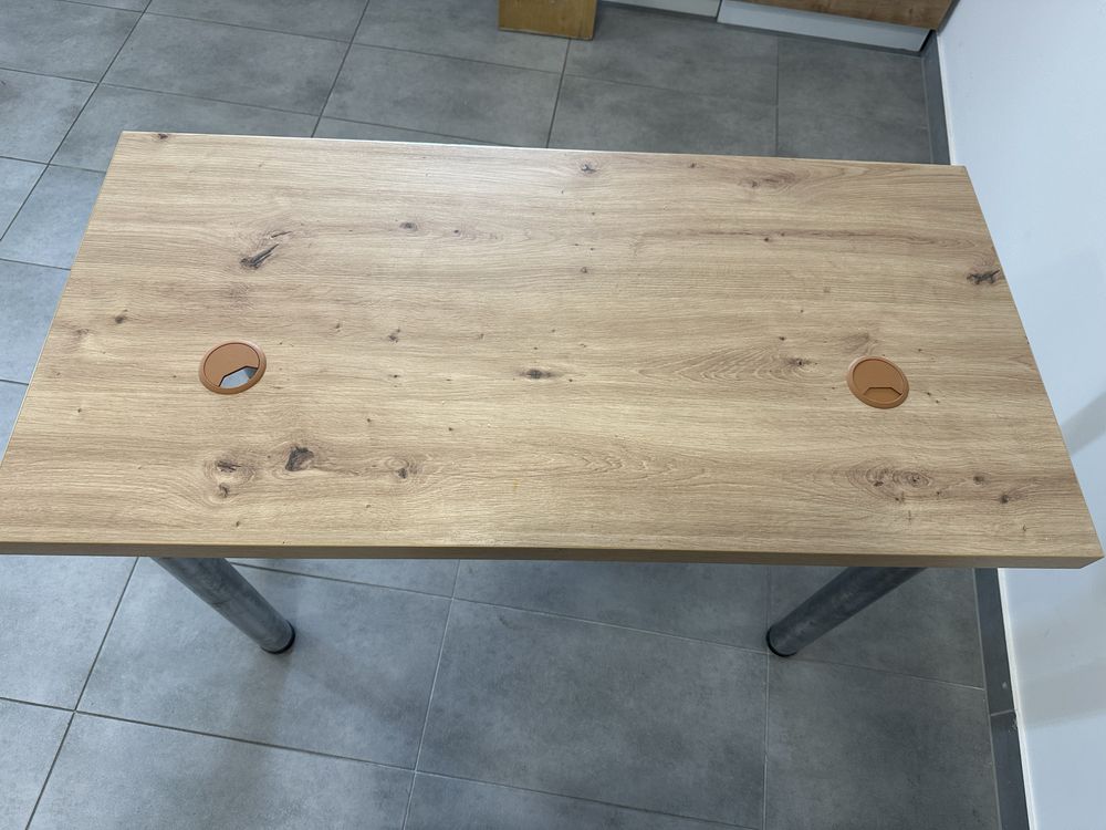 Biurko z przelotkami na kable