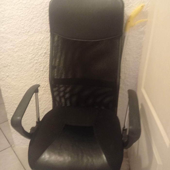 Krzesło biurowe kolor czarny