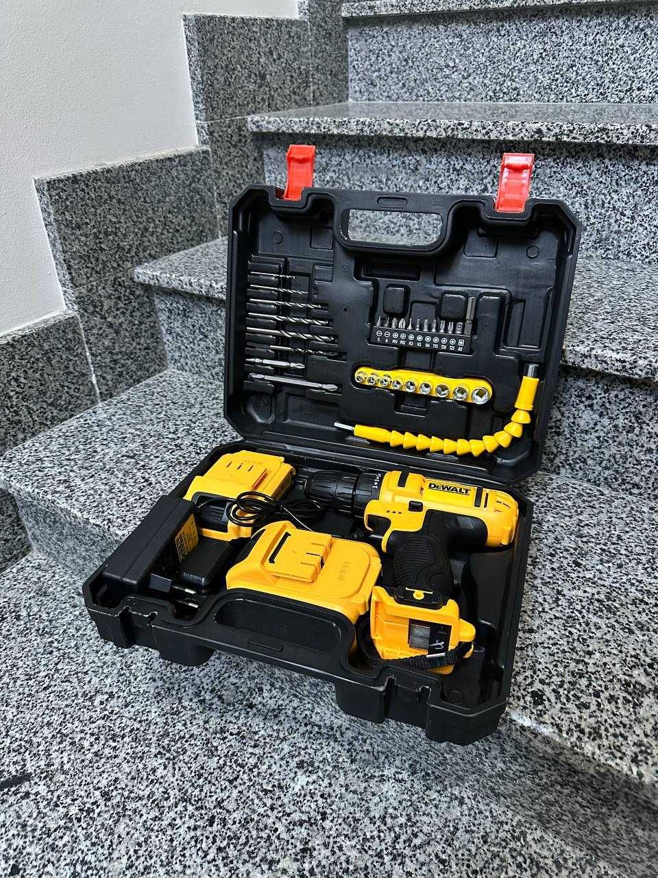 DeWalt Шуруповерт аккумуляторный безщеточный в кейсе с инструментами