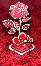 Róża 3D z Napisem Love: Delikatność, Elegancja, Miłość!