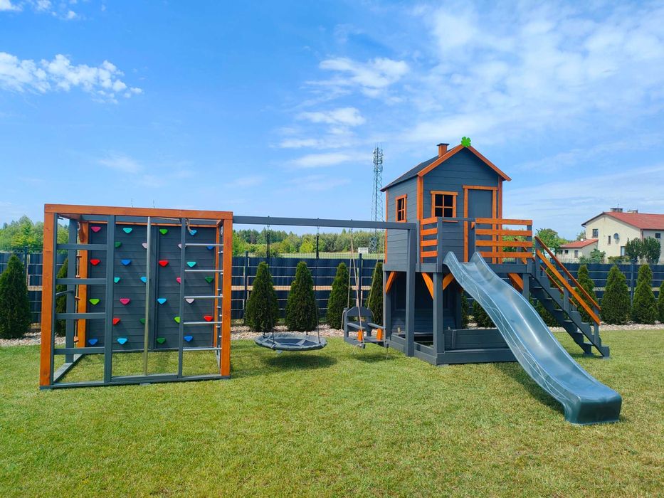 Domek prosty/krzywy z małpim gajem i huśtawkami