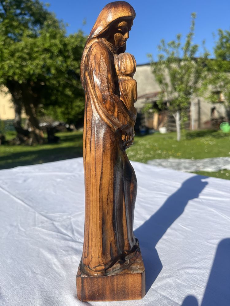 Drewniana figura matki boskiej