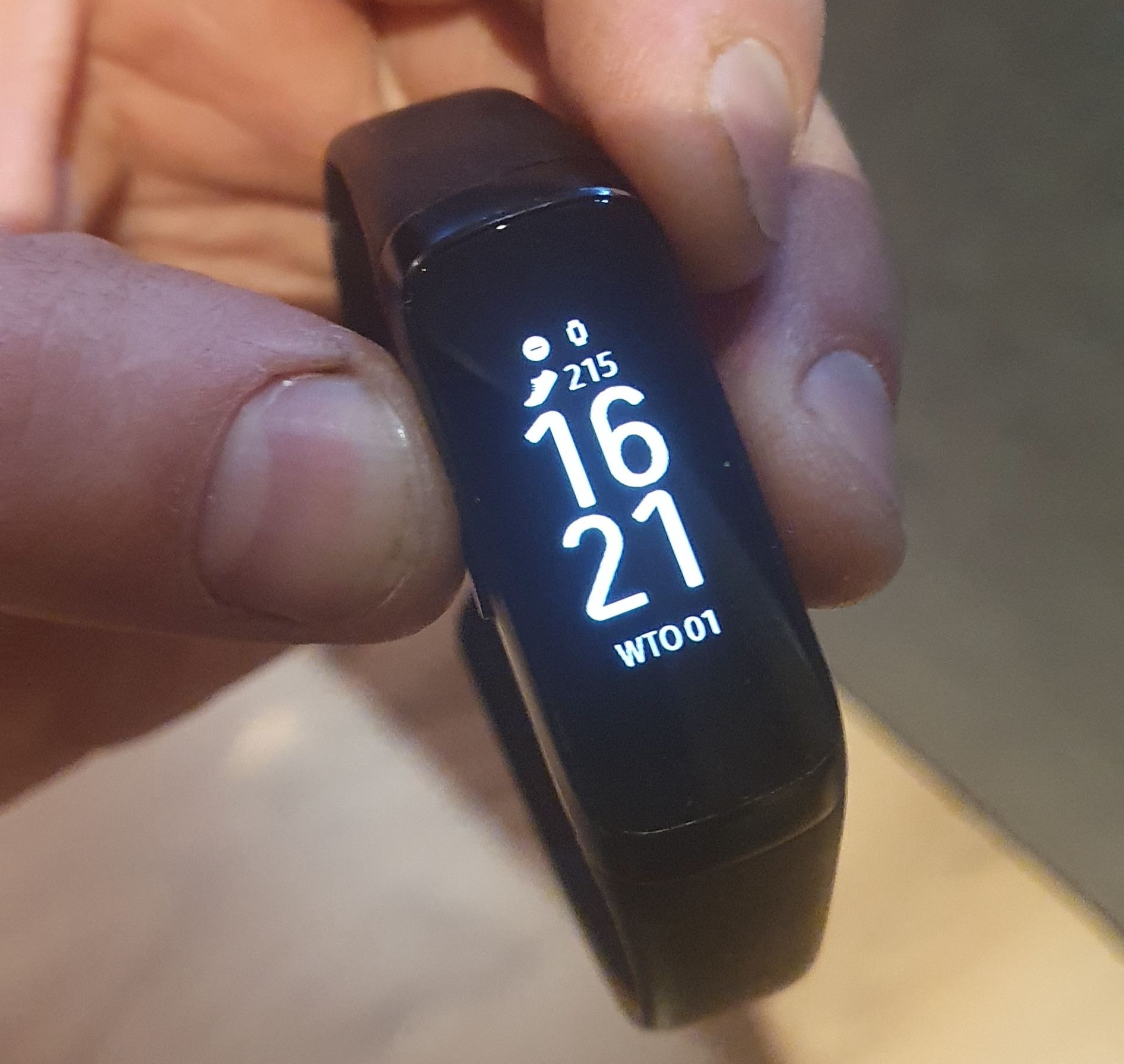 Dwie opaski Samsung Galaxy Fit i Huawei Band 4 Pro