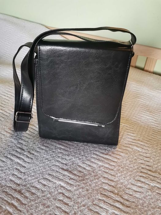 Czarna torebka trapezowa na ramię