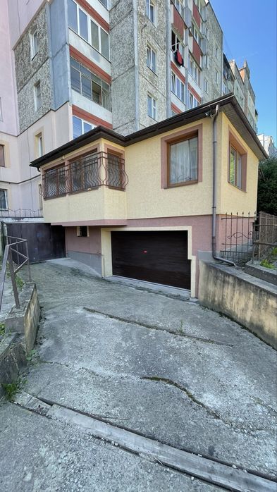 Продається  5 кімнатна квартира з двома гаражами