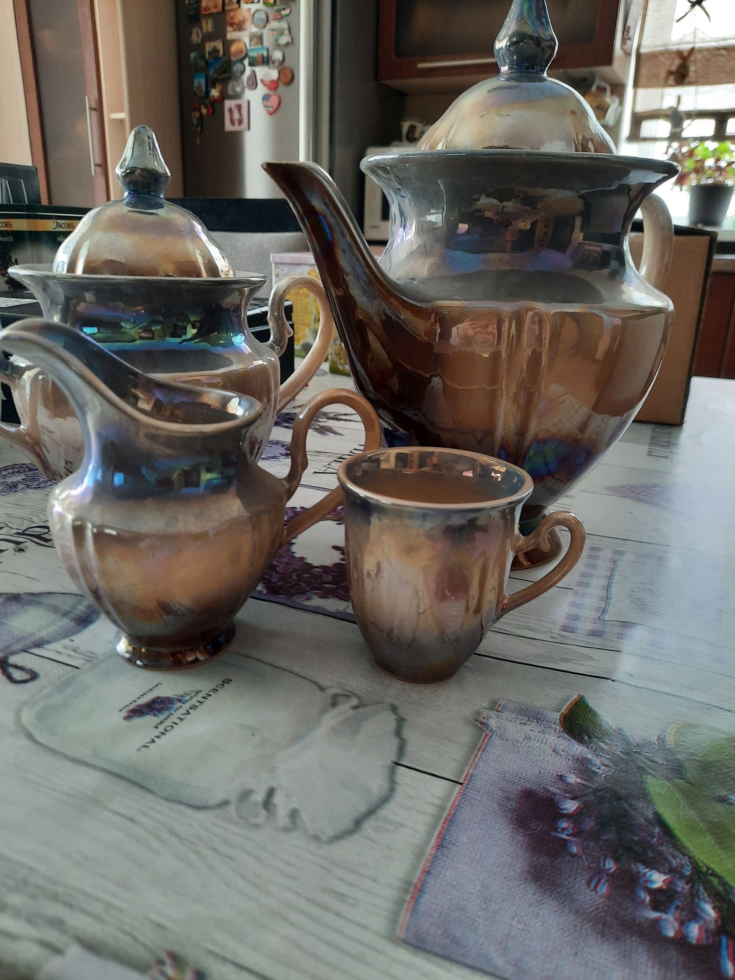 Посуда, заварник, чайник, молочница и одна чашка