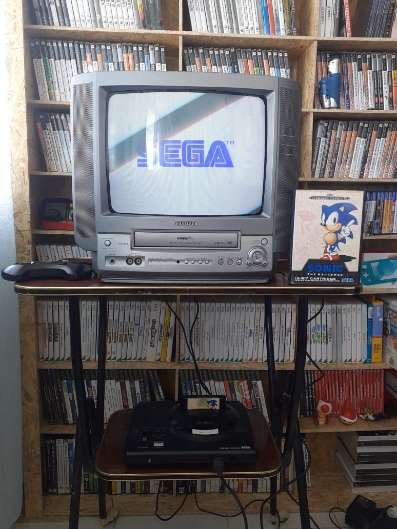 Sega Megadrive. Na caixa com 2 comandos, cabo rt e sonic