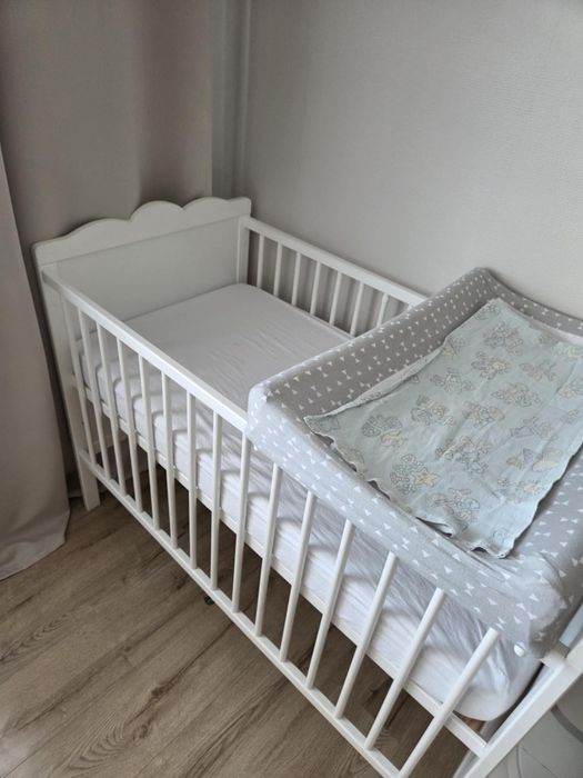 Drewniane łóżeczko niemowlęce KLUPŚ z materacem 120x60