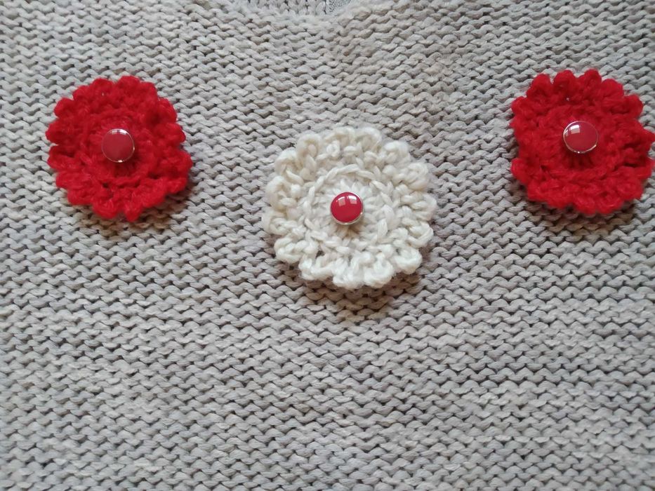 sweterek beżowy40/42  z kwiatami szydełkowymi