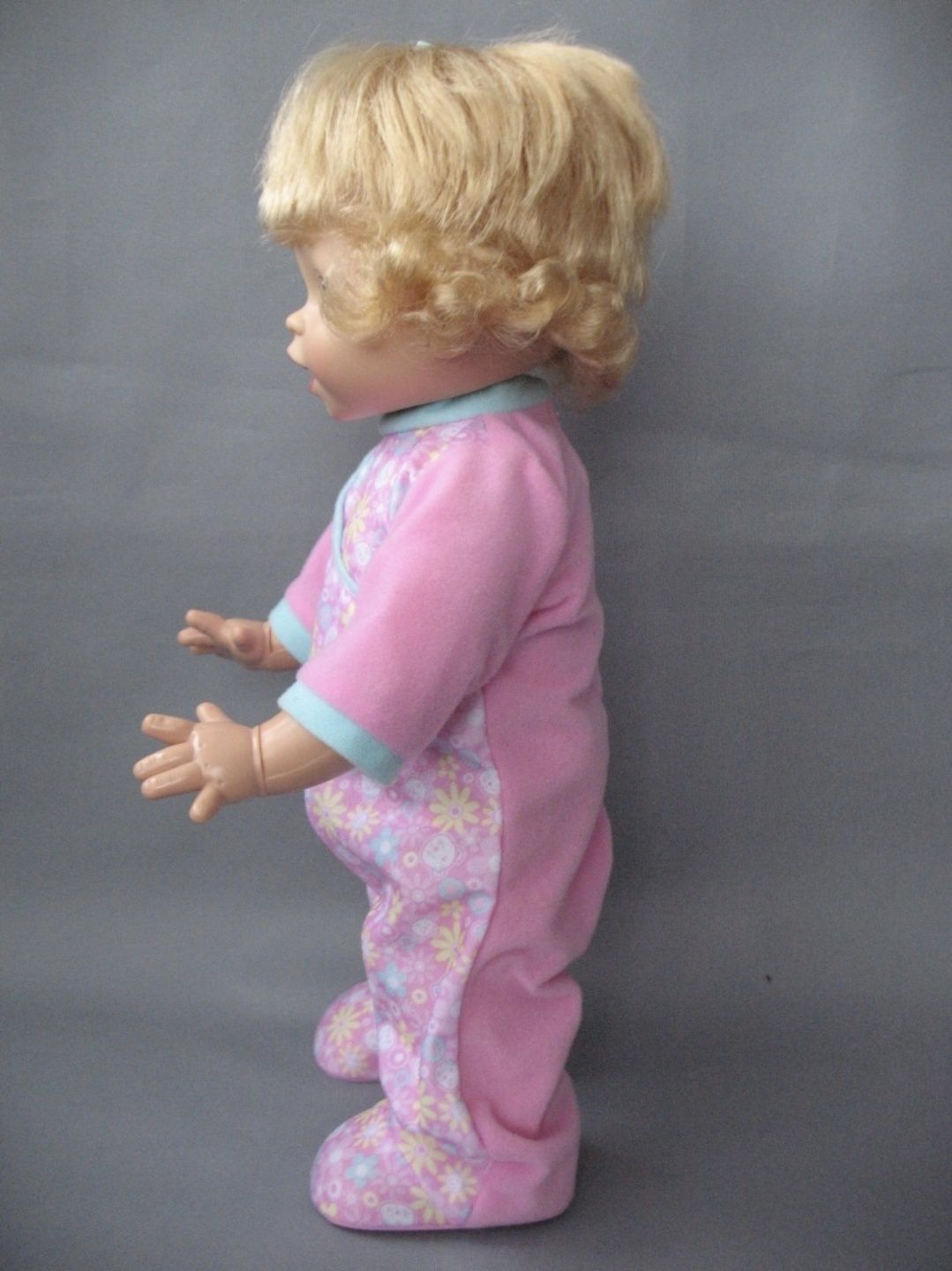 Интерактивна говорящщая лялька Little Mommy Walk & Giggle Doll