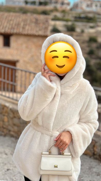 Шуба норка -екохутро в хорошому стані , молочно-біла