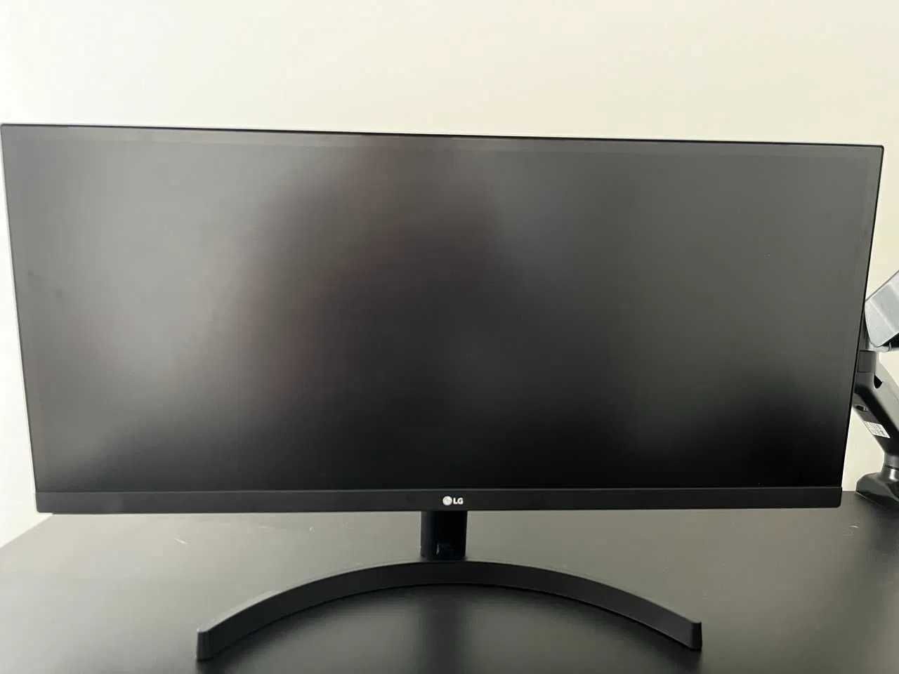 Monitor LG UltraWide de 29 polegadas. Cor preta como novo, pouco usado