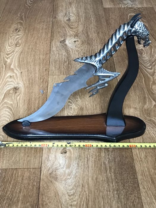 Клинок Пылающего Дракона на подставке из дерева