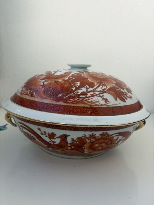 Taça de sopa em porcelana chinesa pintada à mão com tampa.