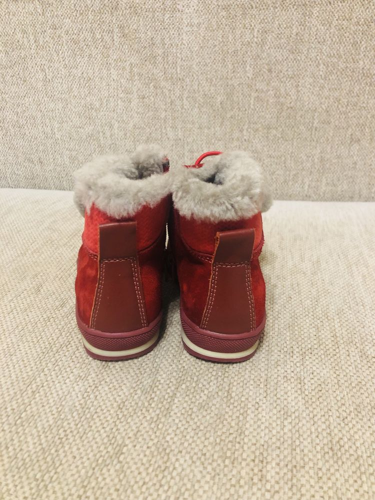 Ботинки зимние красные с помпонами на натуральном меху и прочной подош