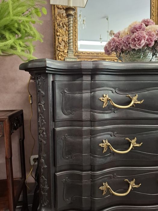 Cómoda D. José de Grande Dimensão - Elegância Clássica e Sofisticação