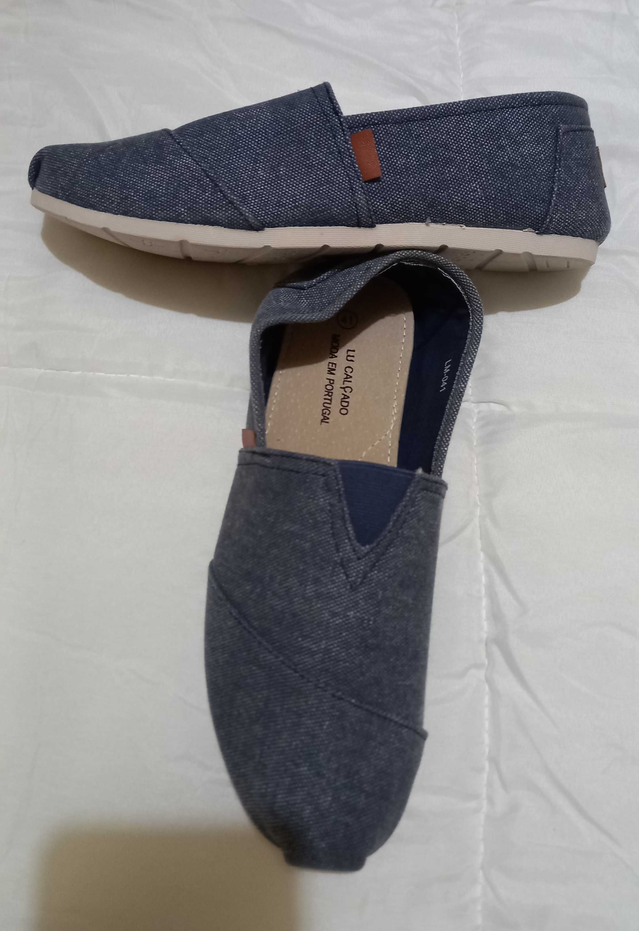 Sapatos em pano com sola em borracha