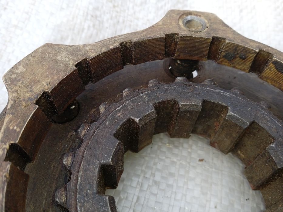 Синхронізатор 2-3 та опора