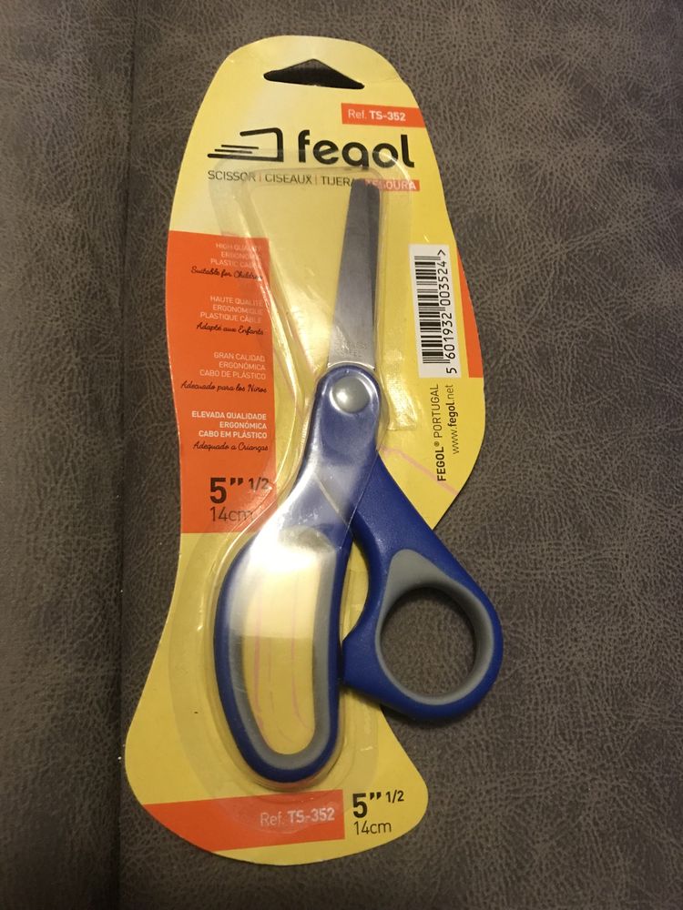 Tesoura em embalagem original