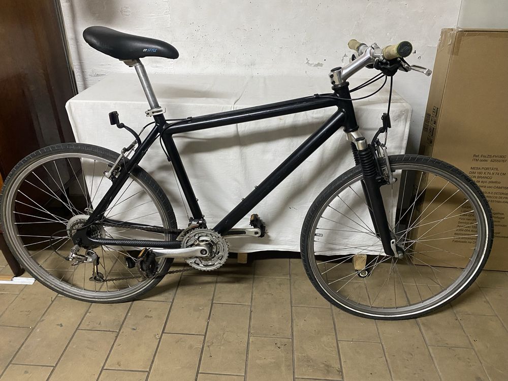 Bicicleta preta estrada