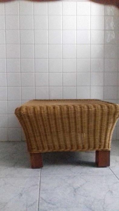 Mesa de apoio em vime