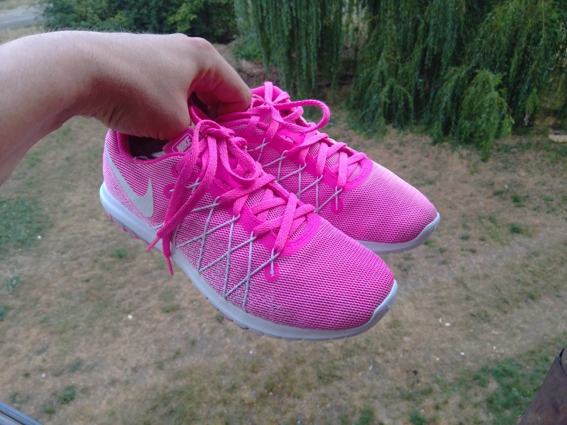 Продам кроссовки женские Nike 36.5