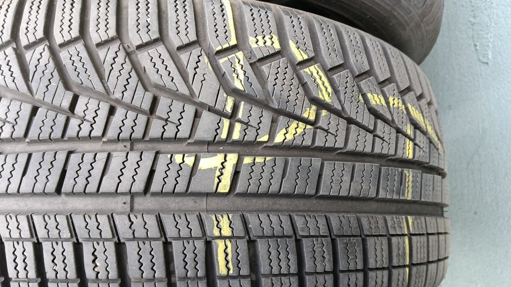 Opony zimowe 215/45R16 90H