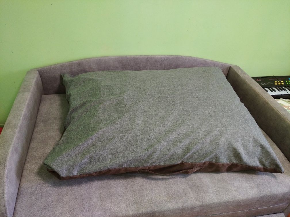 Велика подушка, лежанка для собаки.