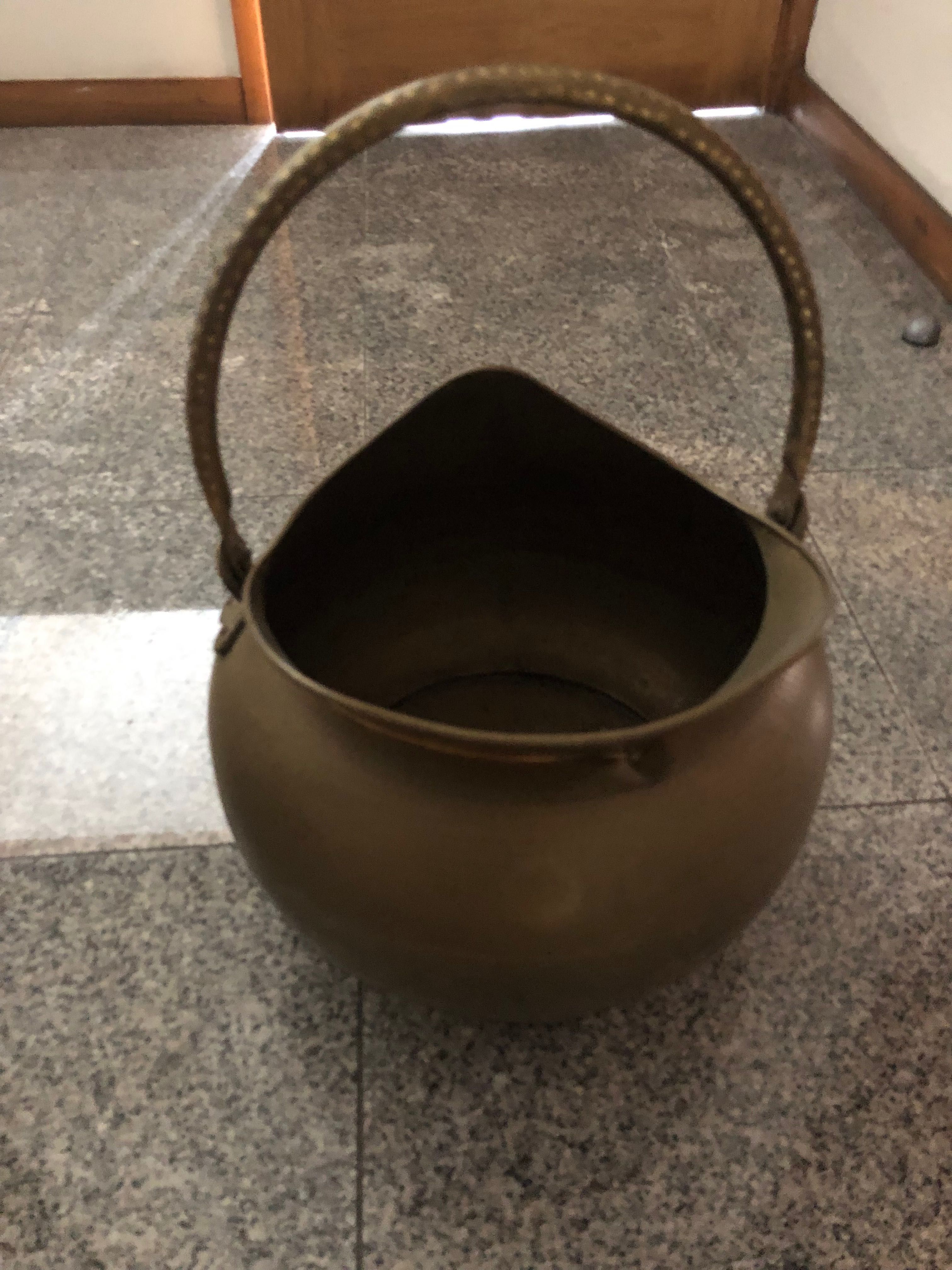 Pote em latão para lenha