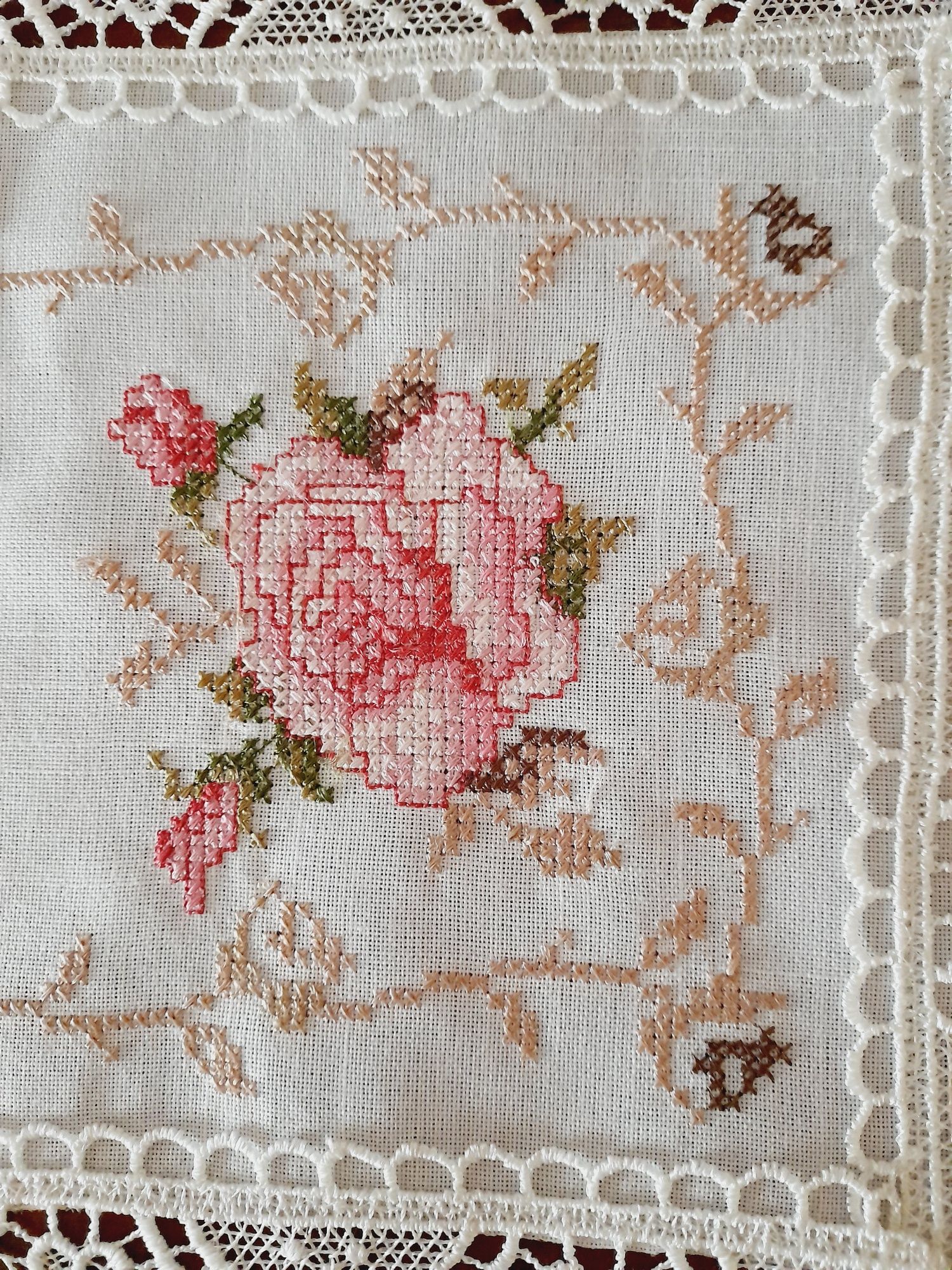 Serwetka haftowana haft krzyżykowy z koronką w kwiaty róże 40 cm