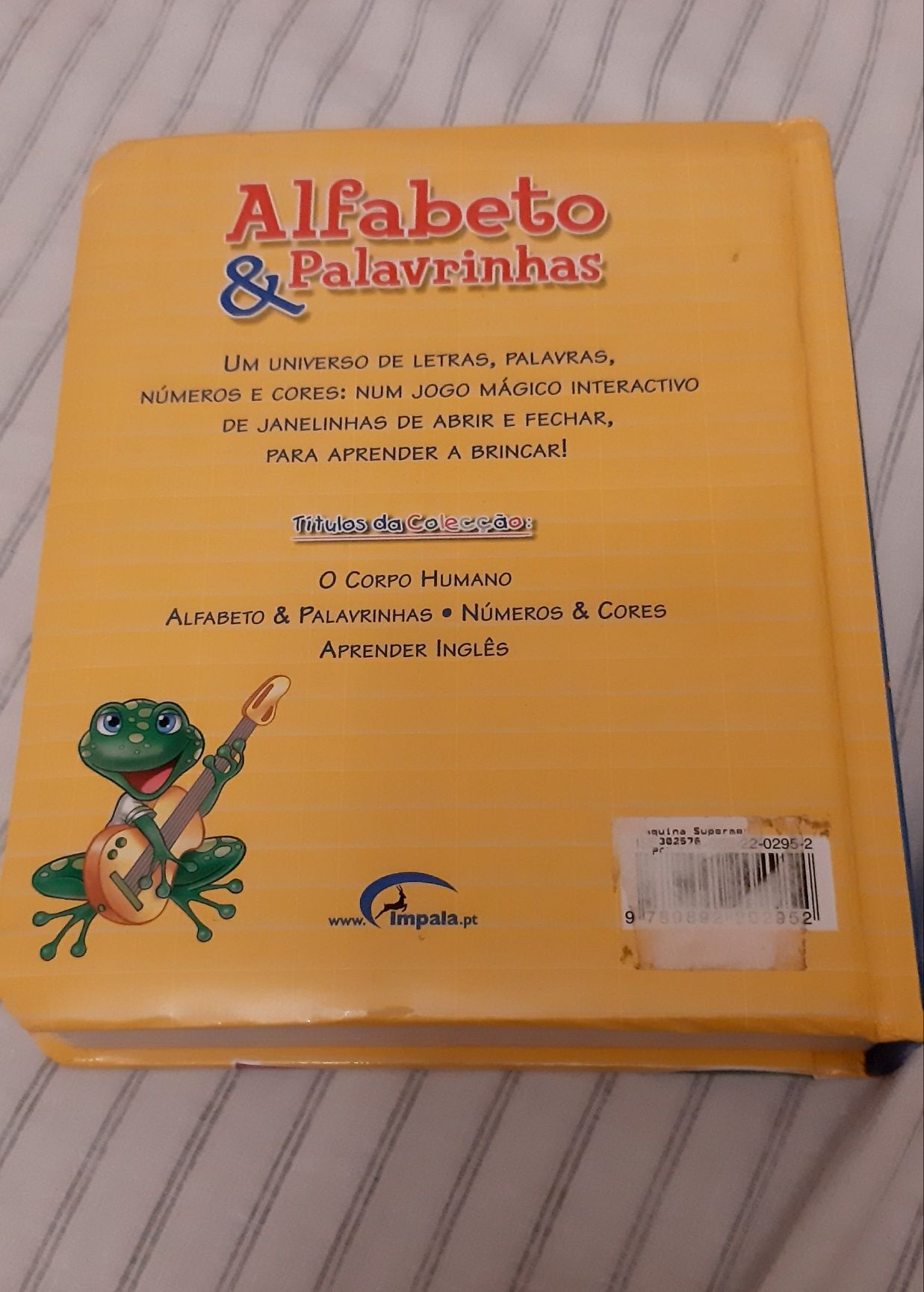 Livro com o alfabeto