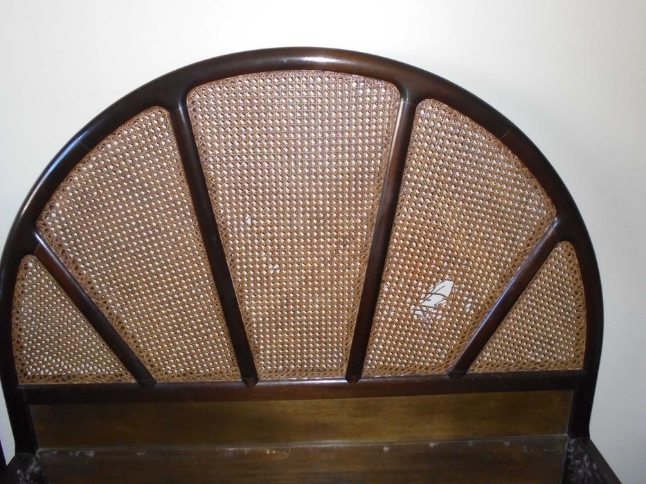 Cama de casal em madeira de cerejeira, 1,85x1,38, usada