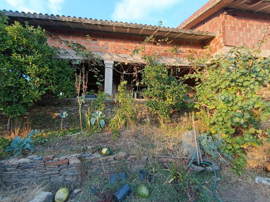 Quinta com 1,7 hectares e casa de 3 andares – Peredo, Macedo de Cavale