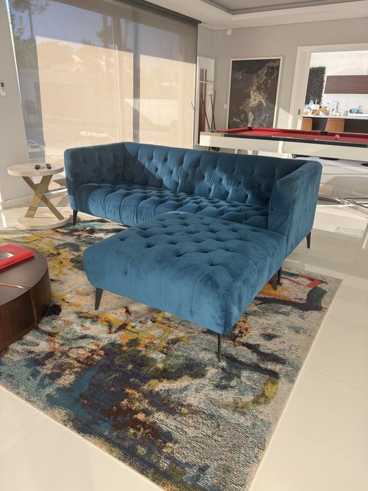 Sofá capitoné com puff