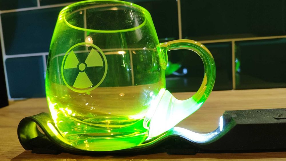 Kubek ze szkła uranowego