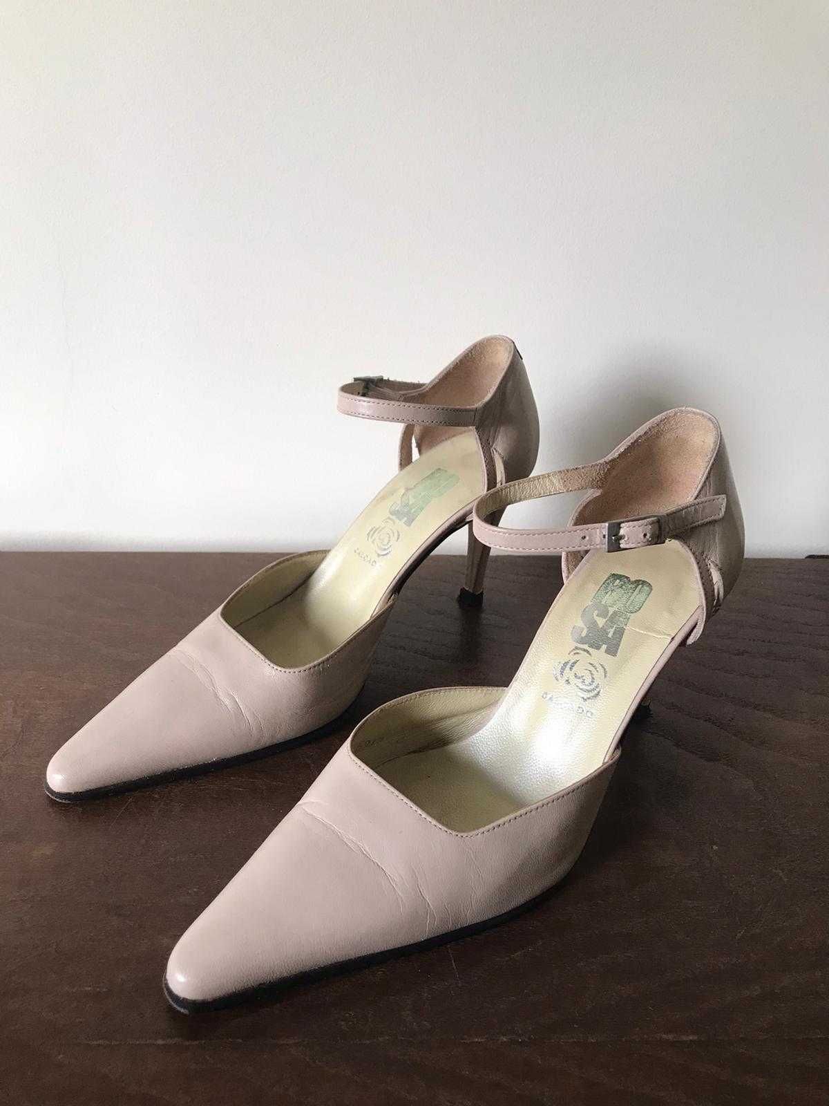 Sapatos Tacão em Pele
