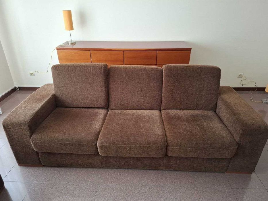 Sofá de três lugares - usado em bom estado