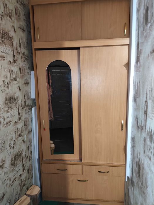 Шафа у коридор з дзеркалом