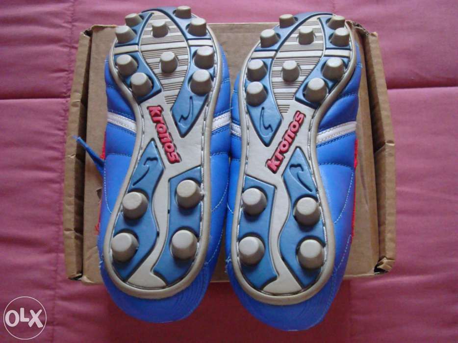 Chuteiras de futebol Kronos tamanho 36