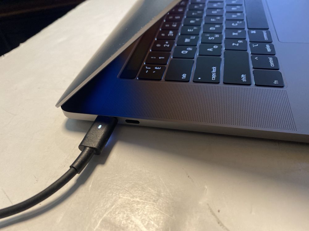 Apple MacBook Pro A1990 15,1 2019 i7-8850H 16GB 512GB NVMe